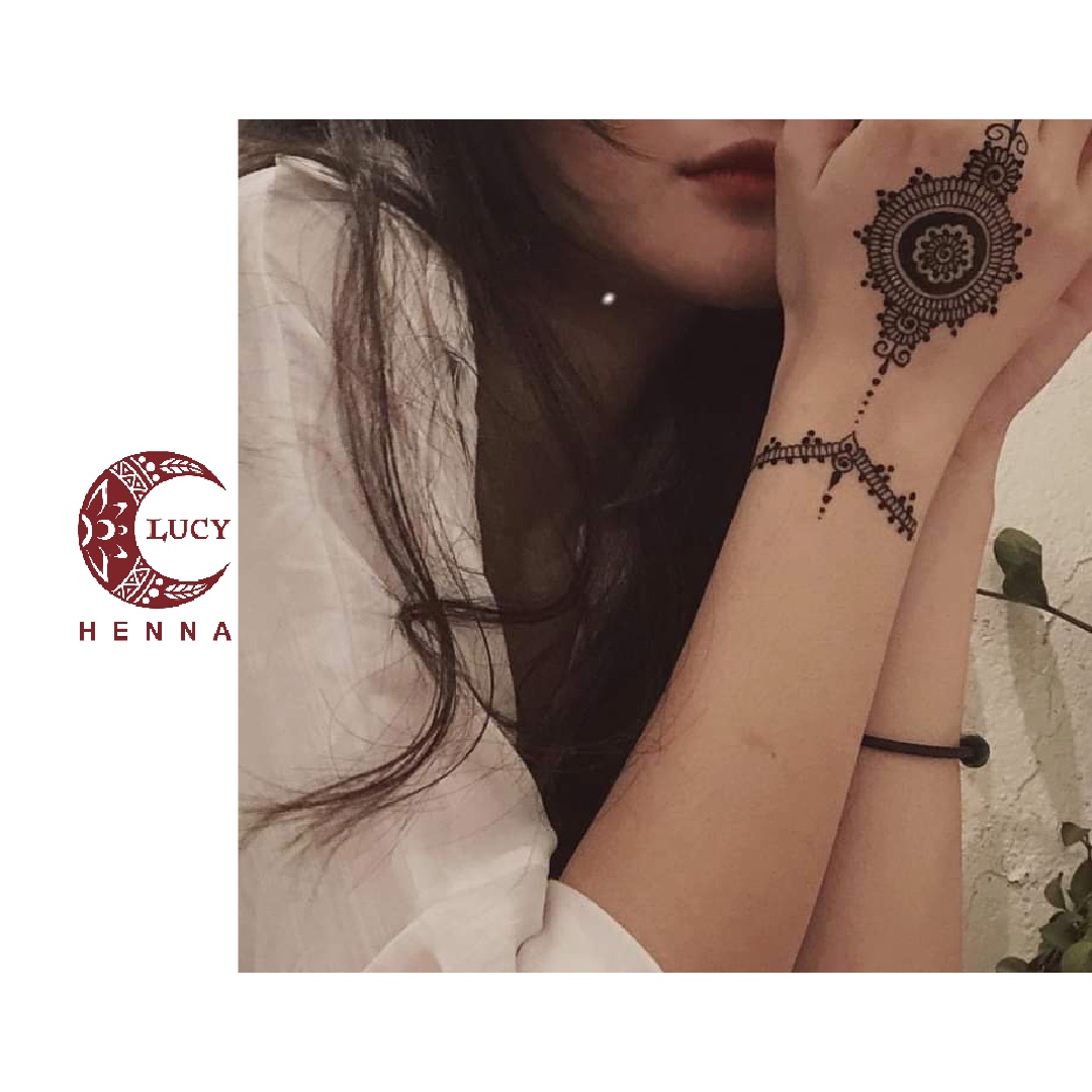 Lucy Henna: Tận hưởng chuyến phiêu lưu khám phá những thiết kế henna đẹp tuyệt vời với Lucy Henna. Cô nghệ nhân tài ba này có khả năng tạo ra những họa tiết tinh xảo và độc đáo, làm cho tay bạn trông thật lung linh.