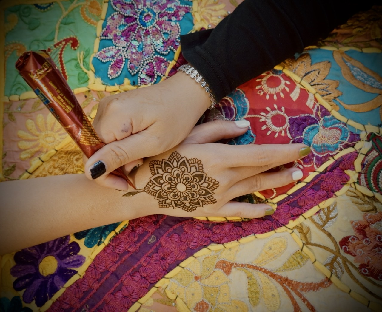 Tìm hiểu Nghệ thuật vẽ Henna Ấn Độ và những lưu ý để có một hình ...