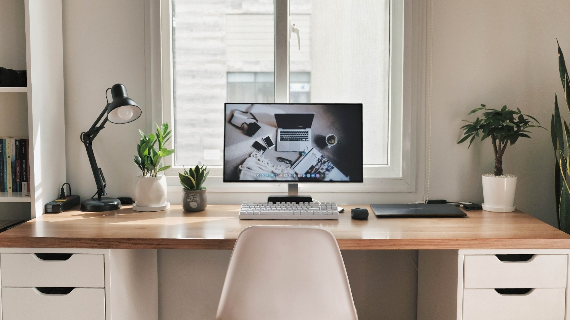 Kinh nghiệm setup phòng làm việc tối giản vạn người mê | Mac8