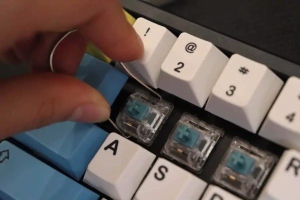 Hướng dẫn 7 bước tháo và vệ sinh keycap bàn phím cơ an toàn 2 Hướng dẫn 7 bước tháo và vệ sinh keycap bàn phím cơ an toàn