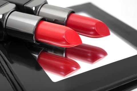 Không phải son đỏ quyền lực, sắc son hồng phai mới là thứ làm nên nhan sắc