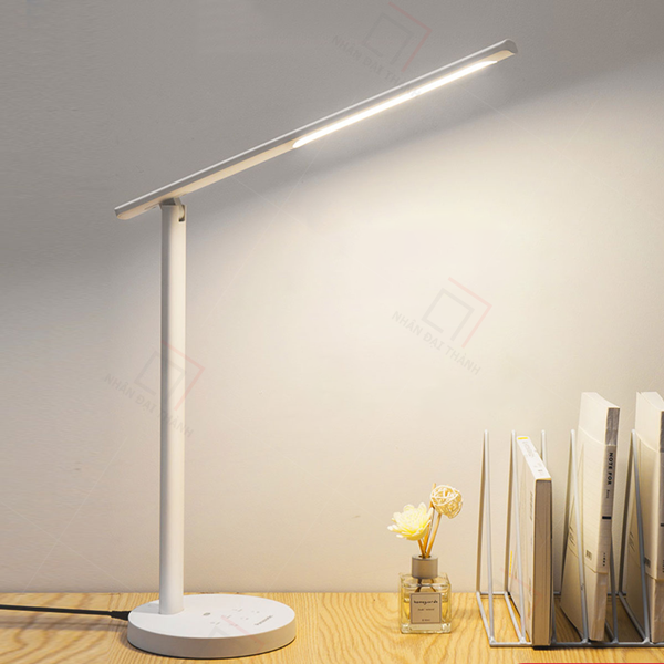 Đèn bàn Led Panasonic HH-LT0421 (màu trắng)