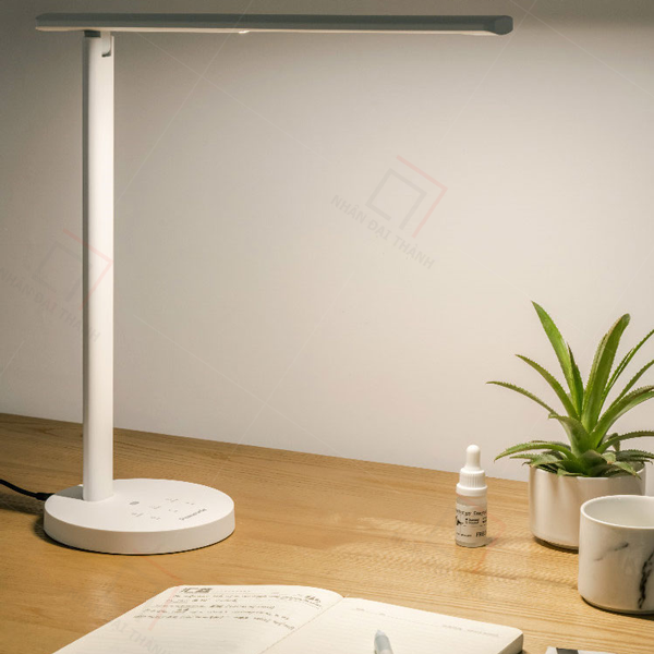 Đèn bàn Led Panasonic HH-LT0421 (màu trắng)