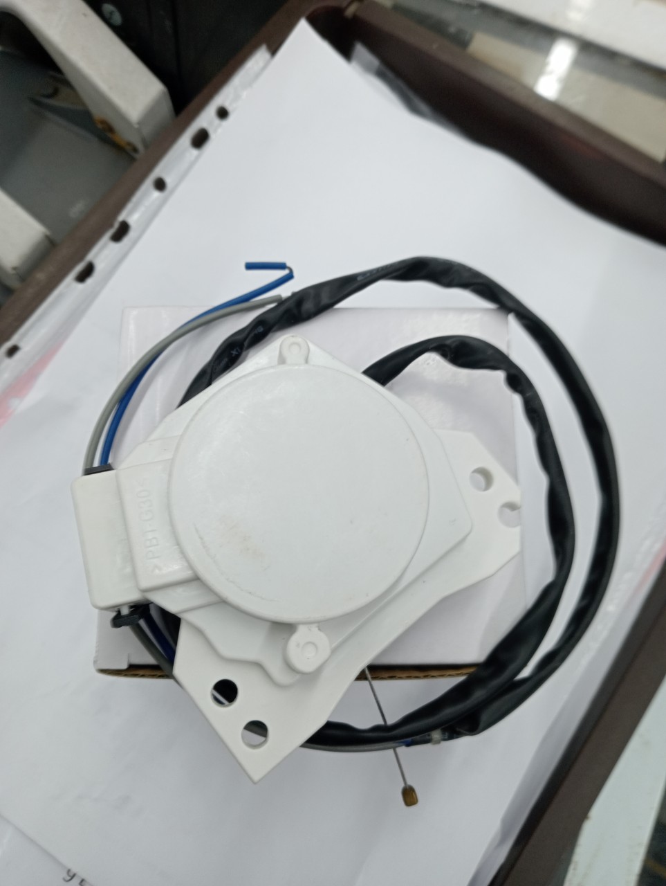 XẢ TOSHIBA ĐEN TRẮNG DẸT KÉ CAP 220V