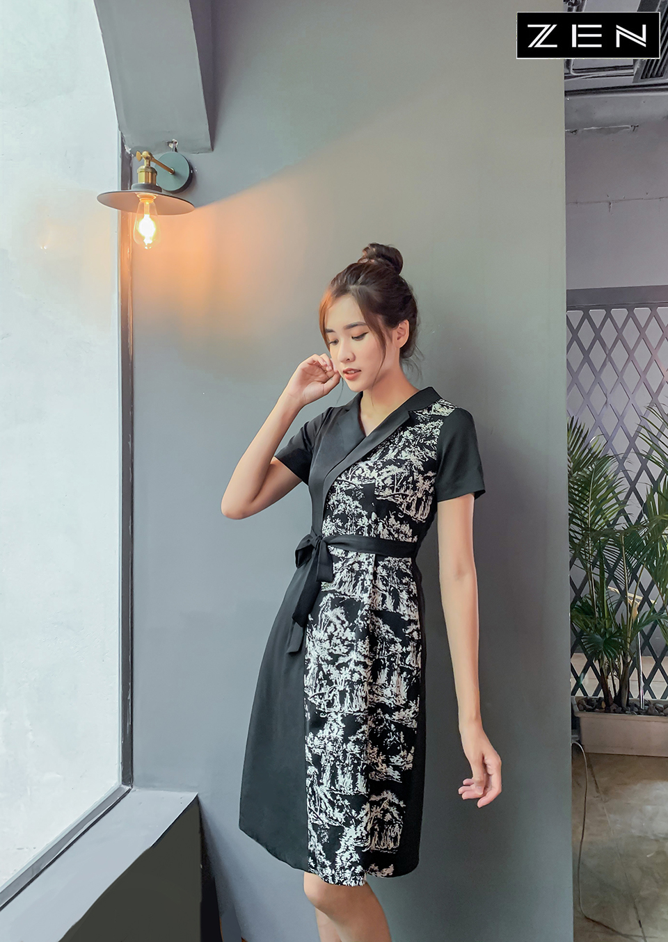 20/V073/01 VÁY XÒE A. CỔ VEST, PHỐI TRƯỚC, ĐEN Zen Fashion