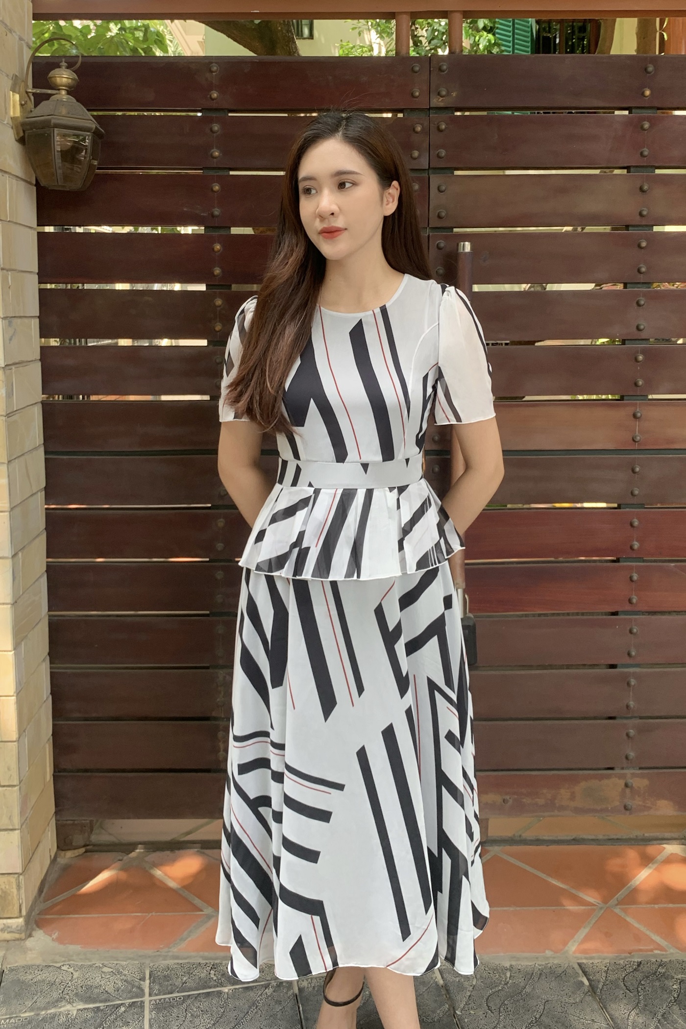 23/V037/XL/01/VÁY PEPLUM, CT, VOAN KẺ Đ.TRẮNG