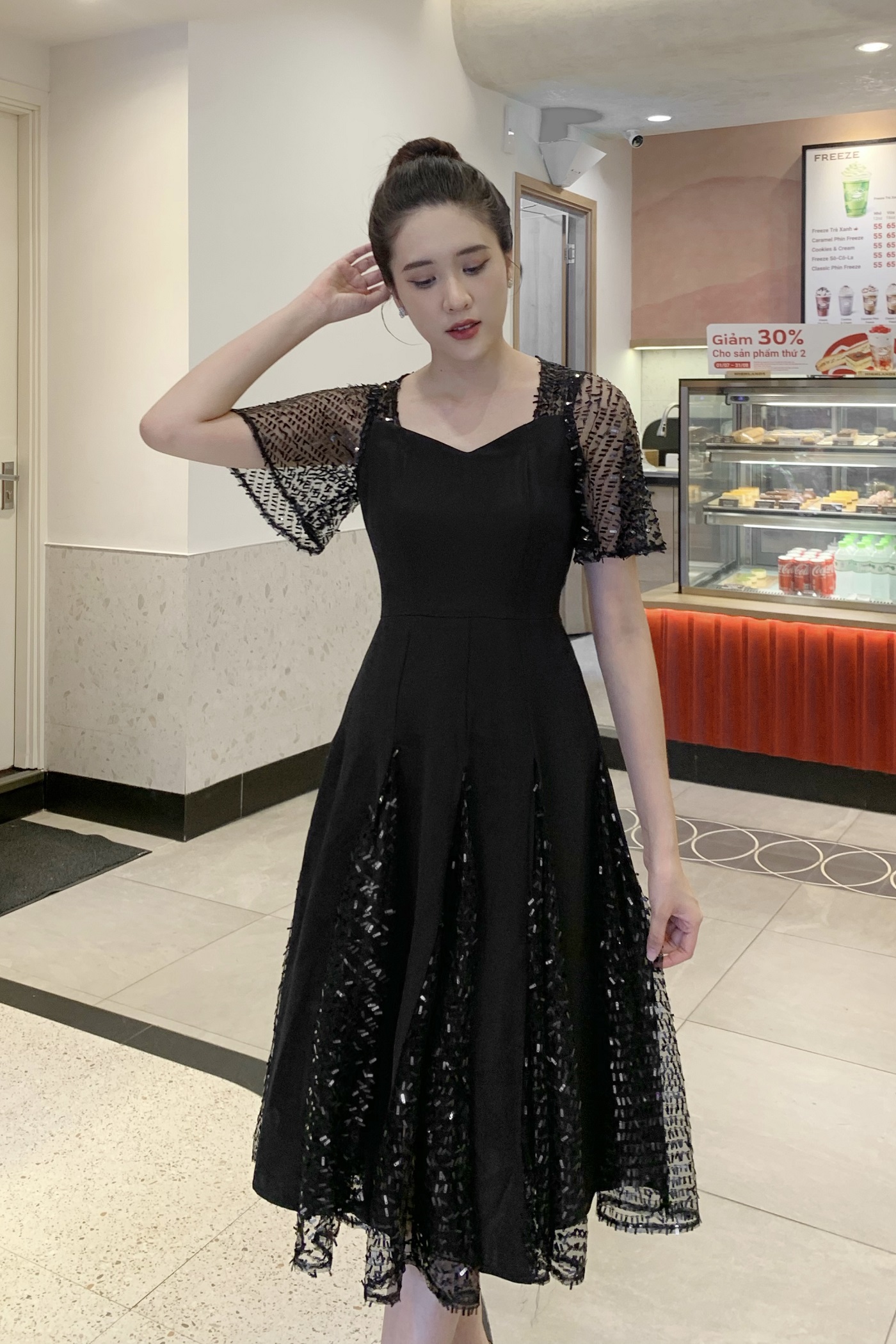 23/V044/M/01/VÁY XÒE, CỔ VUÔNG, PHỐI REN, ĐEN Zen Fashion