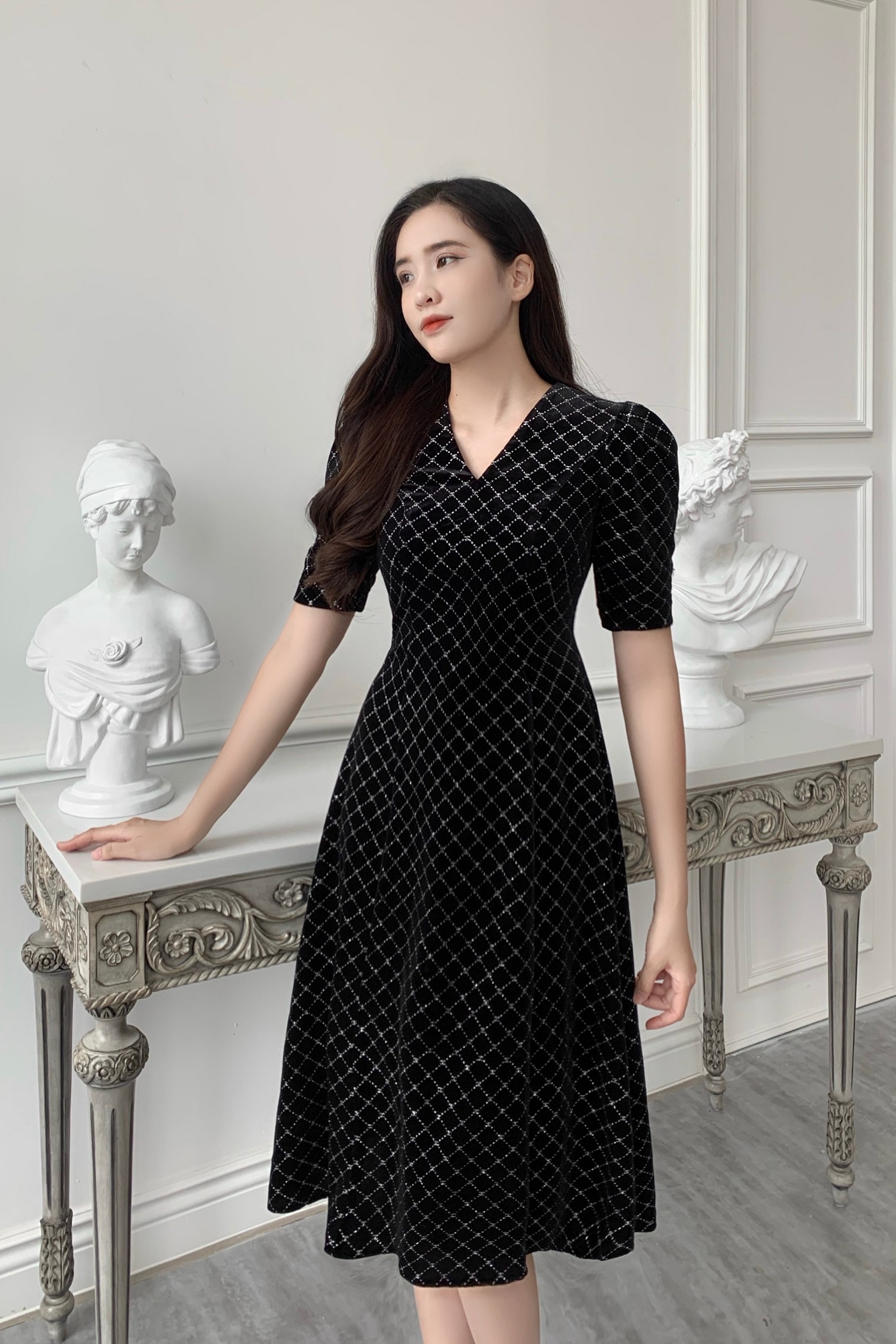 23/V054/XXXL/01/VÁY NHUNG XOÈ, CỔ TIM, TL, K.T ĐEN