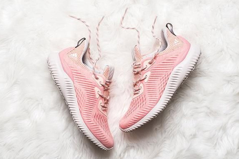 Quên adidas NMD Raw Pink đắt đỏ đi, đôi sneaker màu hường này cũng yêu không kém mà giá rất phải chăng