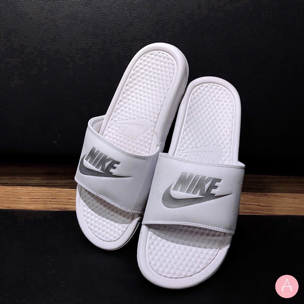 343880-107] M NIKE BENASSI WHITE SILVER 