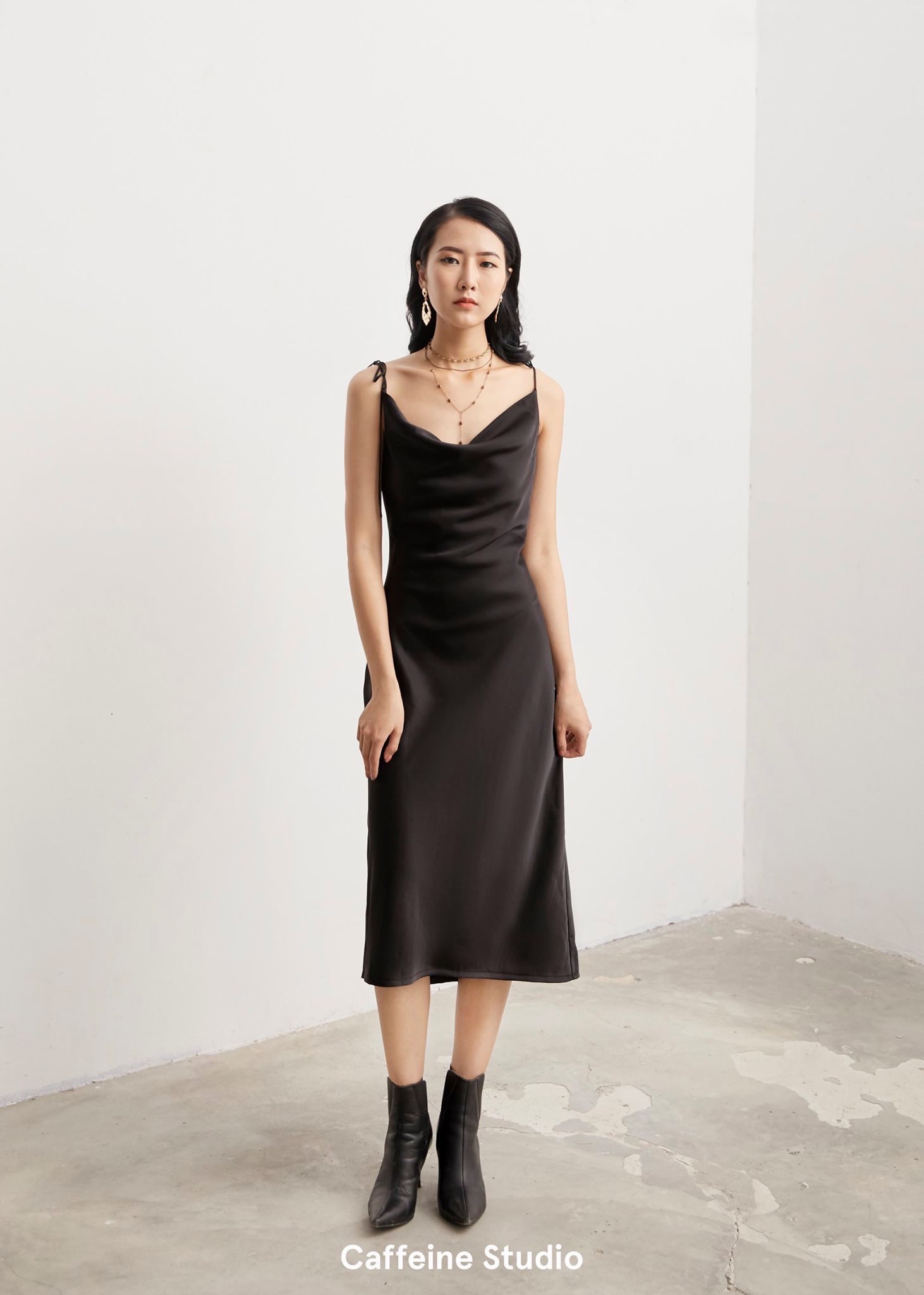 Váy lụa đen cổ tim họa tiết – Mazano