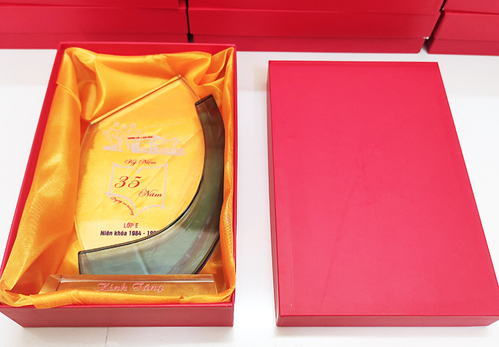 Kỷ niệm chương pha lê cánh sen