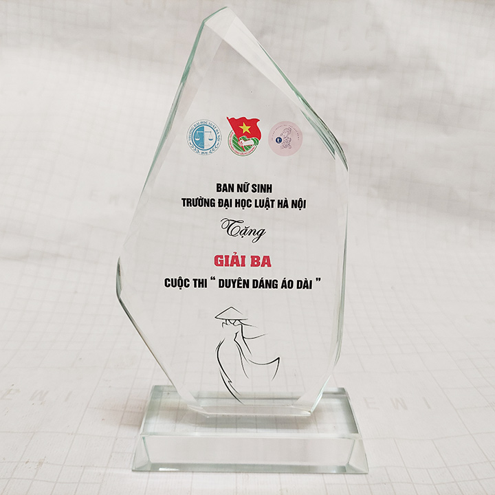 Kỷ niệm chương pha lê vát lệch