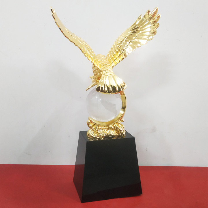 Cúp pha lê chim đại bàng