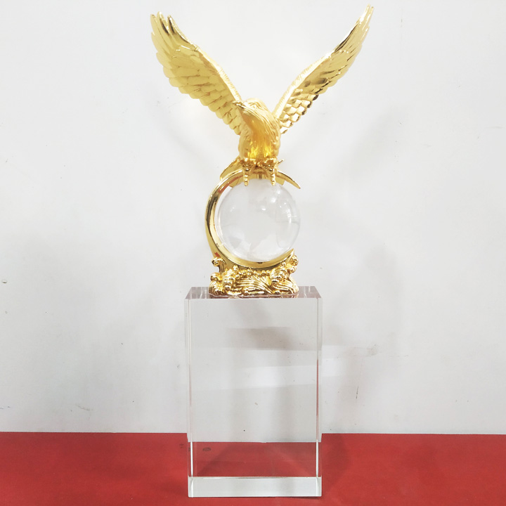 Cúp pha lê chim đại bàng