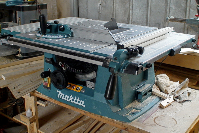 Cưa bàn Makita MLT100: Đánh giá chi tiết và những điều cần biết