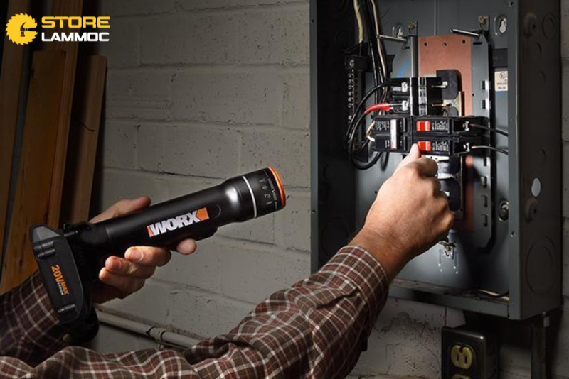 Đánh giá chi tiết đèn pin Worx WX027.9