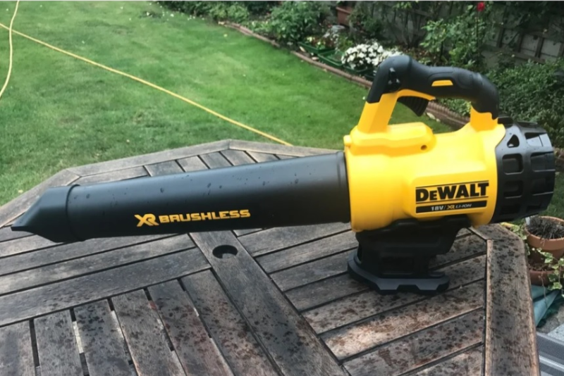 Đánh Giá Chi Tiết Máy Thổi Lá Dewalt DCMBA572