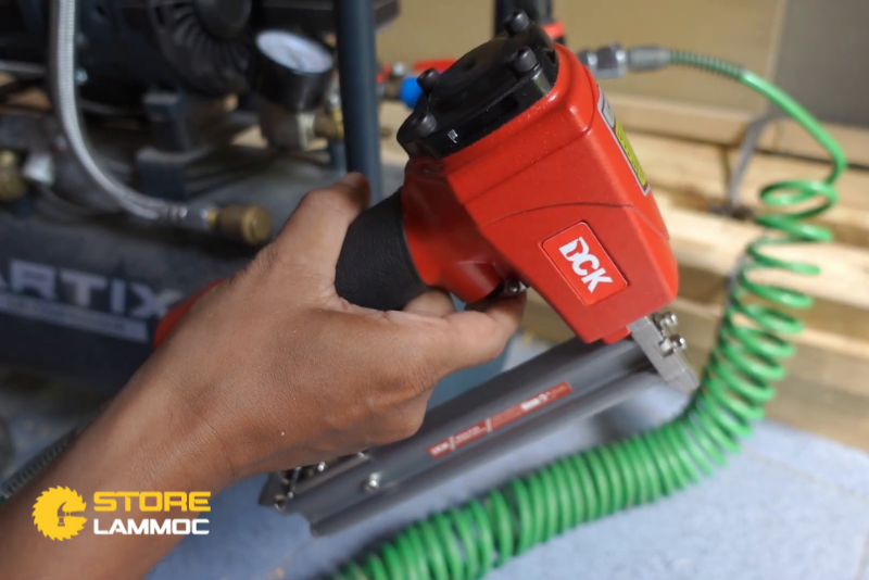 Khám phá sản phẩm bắn đinh hơi DCK cho thợ chuyên nghiệp