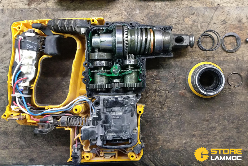 Hướng Dẫn Chi Tiết Vệ Sinh và Sửa Chữa Máy Khoan Bê Tông Pin Dewalt