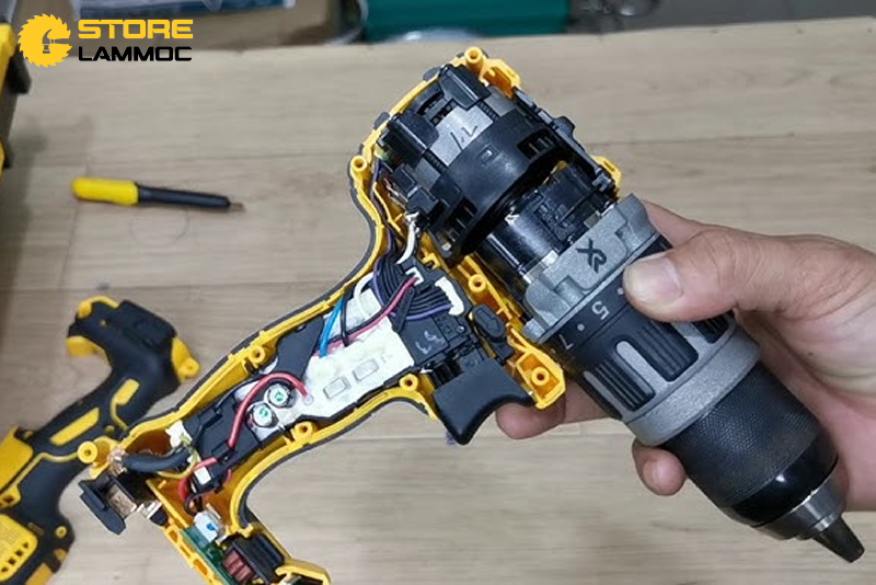 Sửa Máy Khoan Pin Dewalt DCD796: Hướng Dẫn Thay đầu kẹp