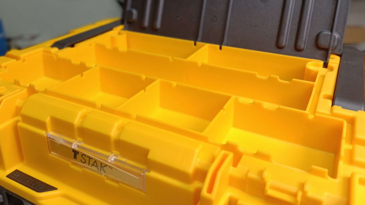 Thùng đựng đồ nghề mini dụng cụ ốc vít Dewalt TSTAK  chống nước IP54 DWST83344-1