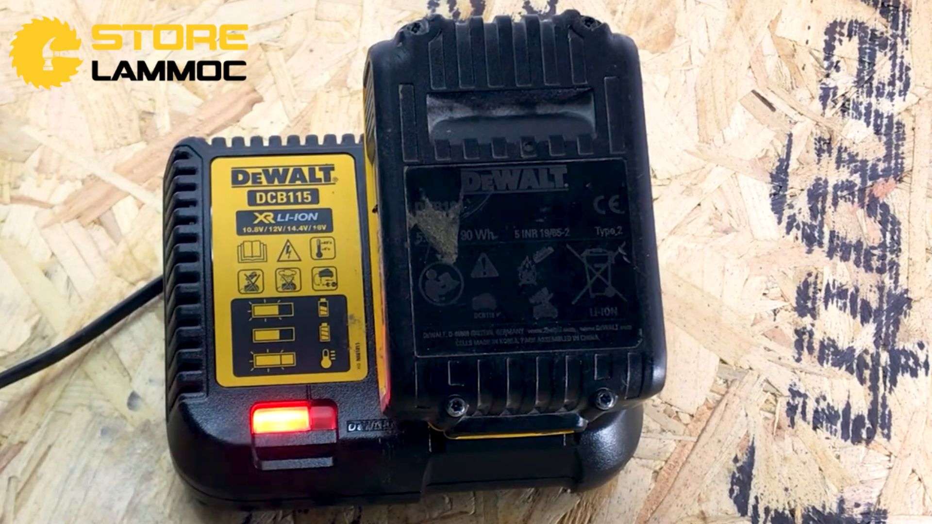 Đèn báo đỏ trên sạc DeWALT