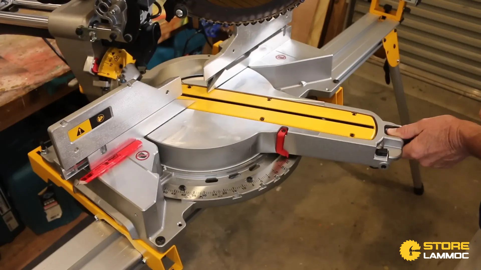 Cách thực hiện cắt miter với cưa trục trượt Dewalt DWS780