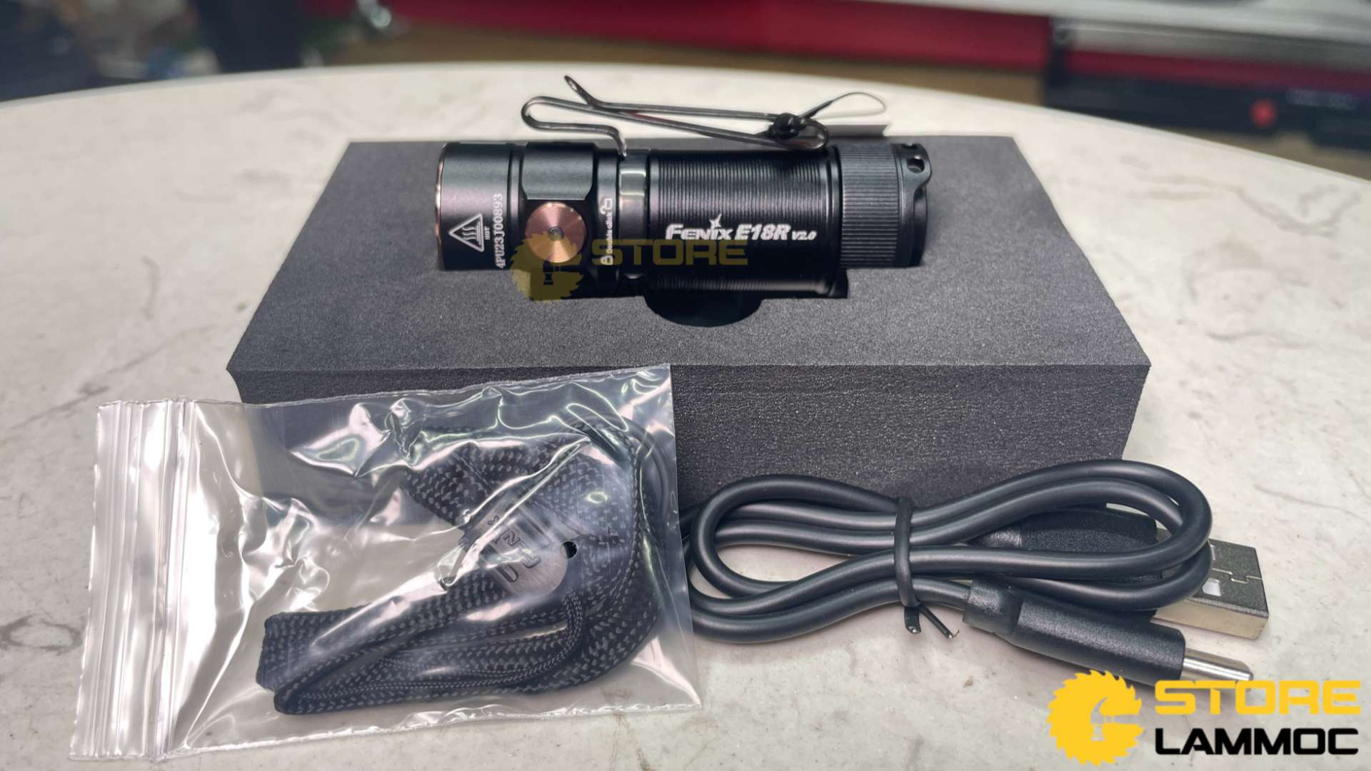 Đèn pin V2.0 độ sáng 1200Lm chiếu xa 146m Fenix FN-E18RV2-BK
