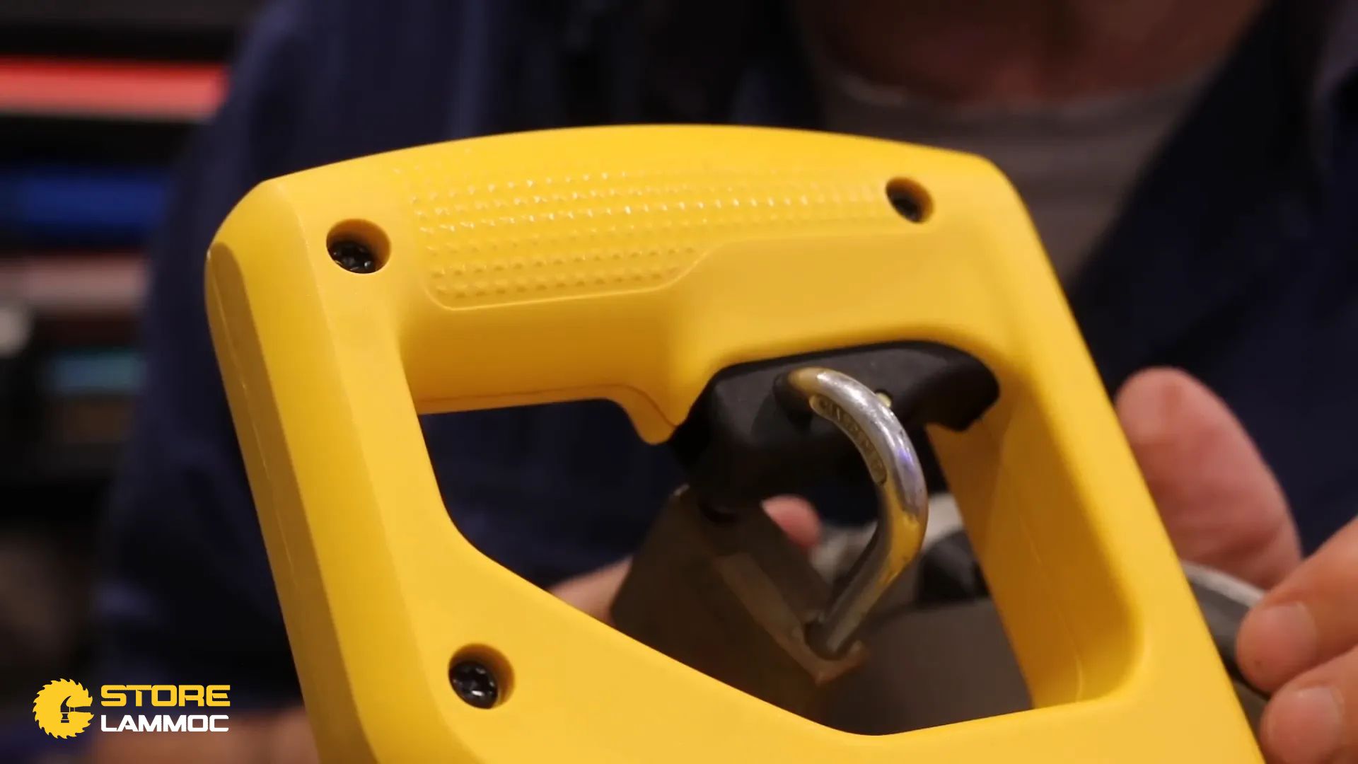 Hệ thống an toàn và đèn chiếu sáng của cưa trục trượt Dewalt DWS780