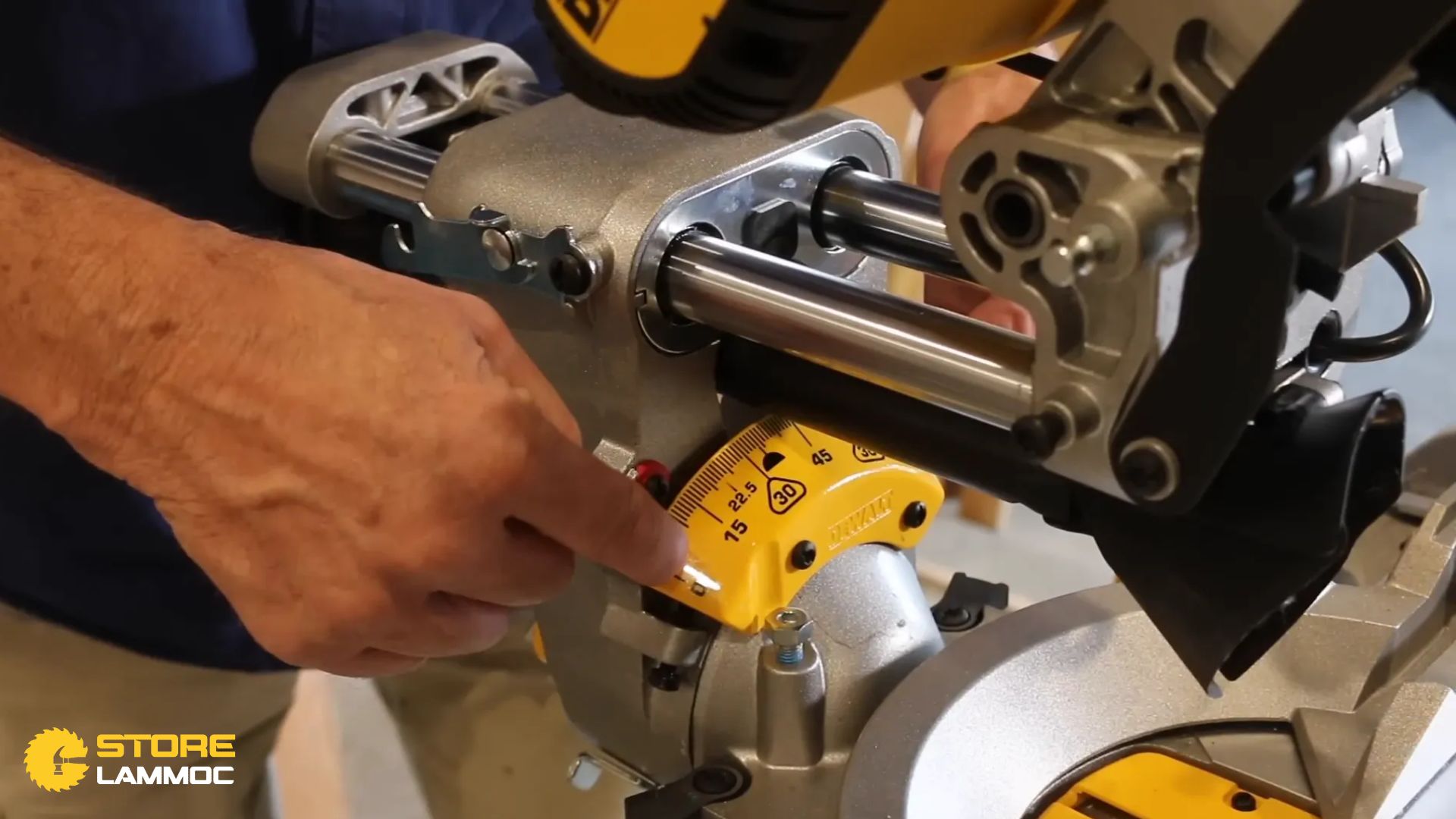 Hệ thống bevel kép của cưa trục trượt Dewalt DWS780