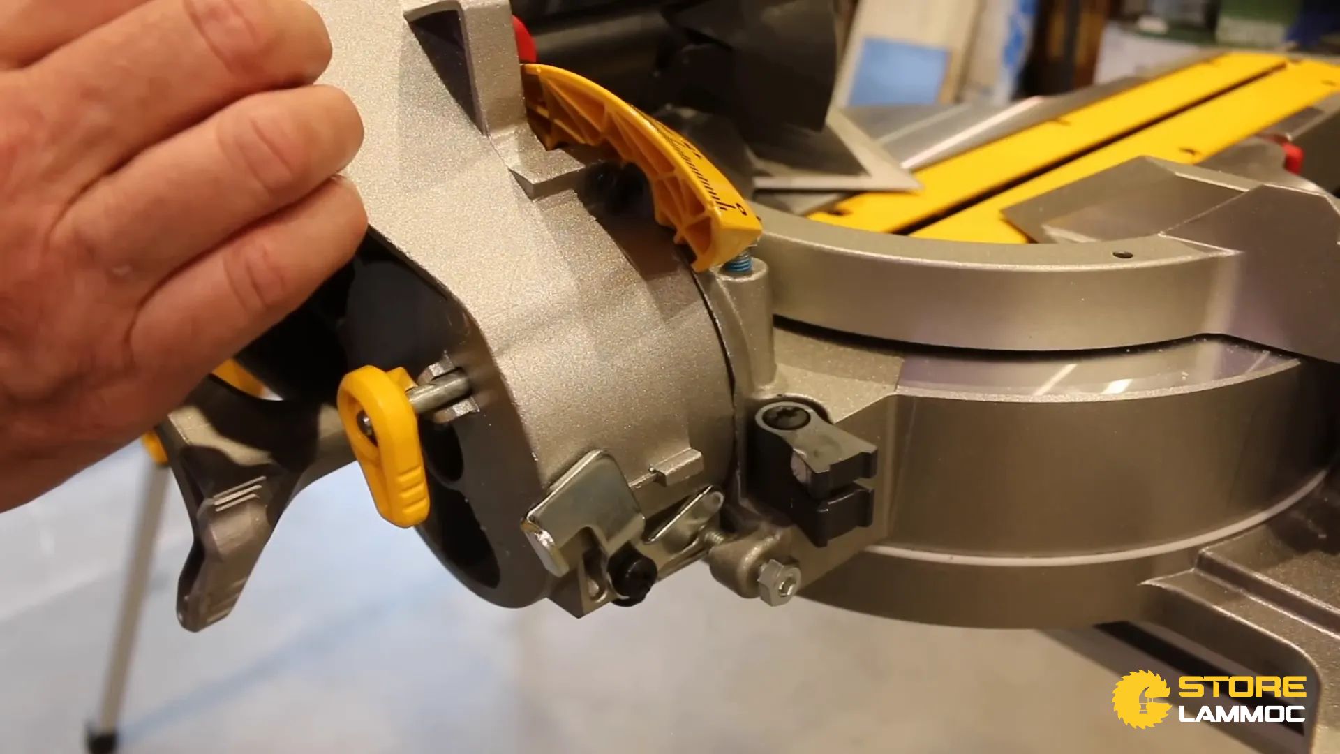 Hệ thống điều chỉnh độ sâu cắt của cưa trục trượt Dewalt DWS780