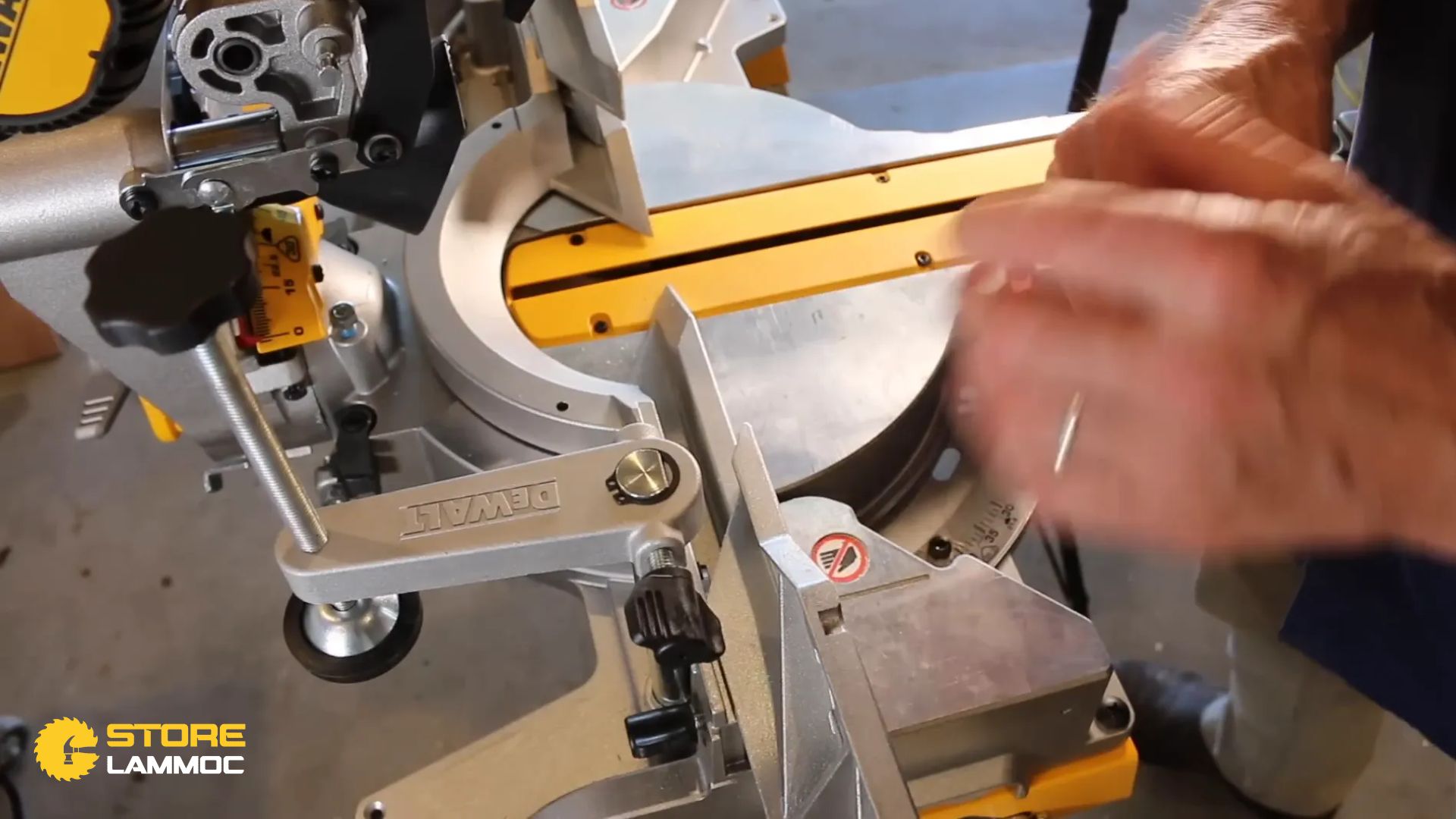 Hệ thống kẹp và khóa trượt của cưa trục trượt Dewalt DWS780