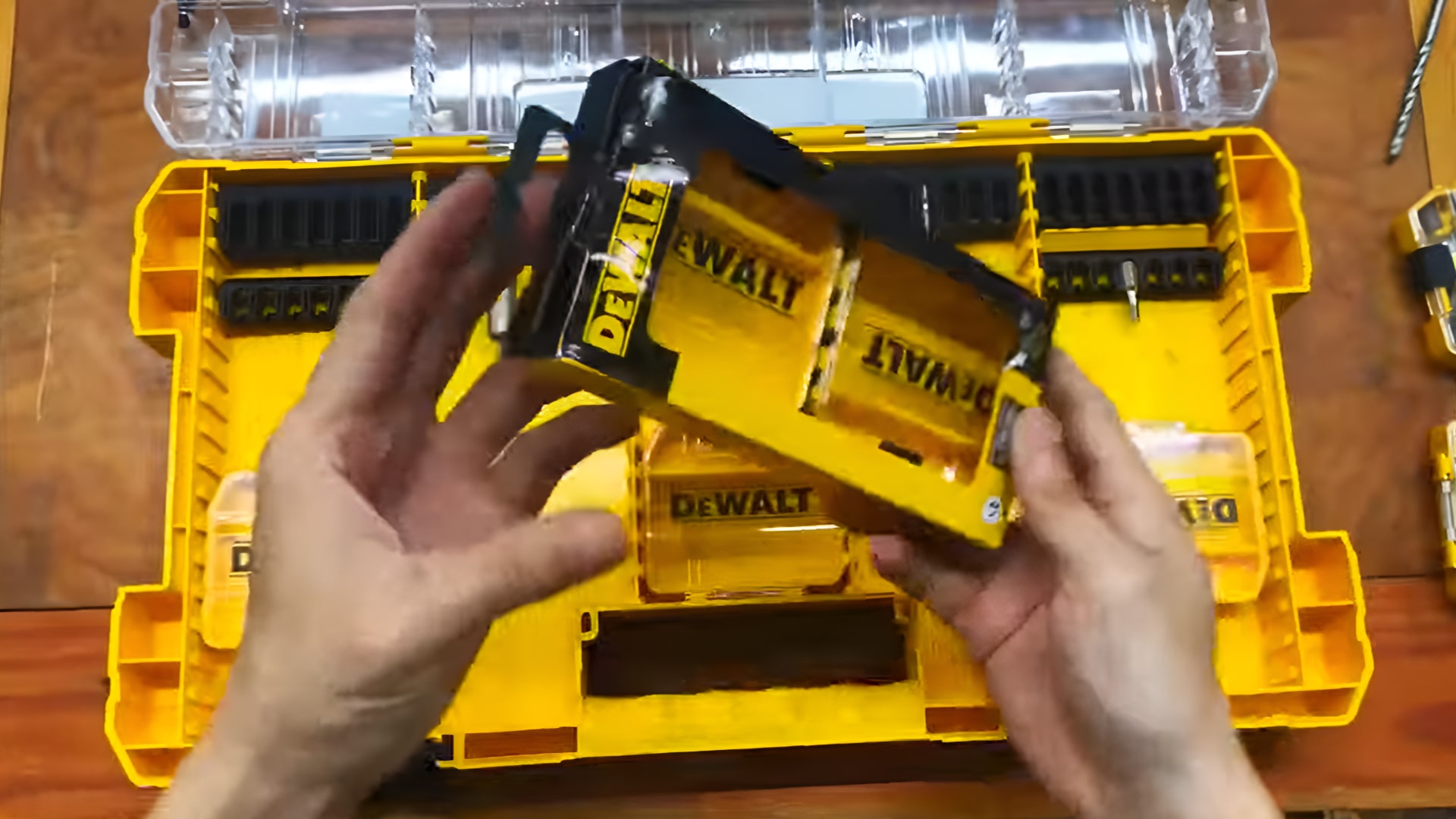 Hộp Đựng mũi khoan mũi vít đa năng DEWALT