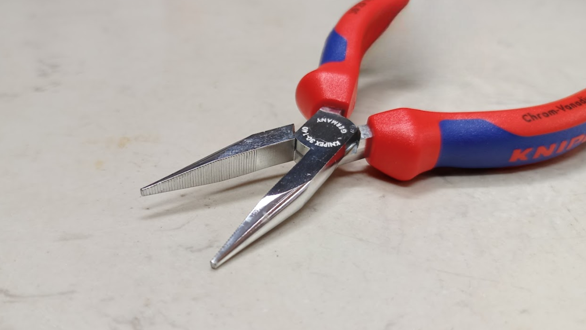 Kìm kẹp mũi nhọn 5140mm Knipex 3025140