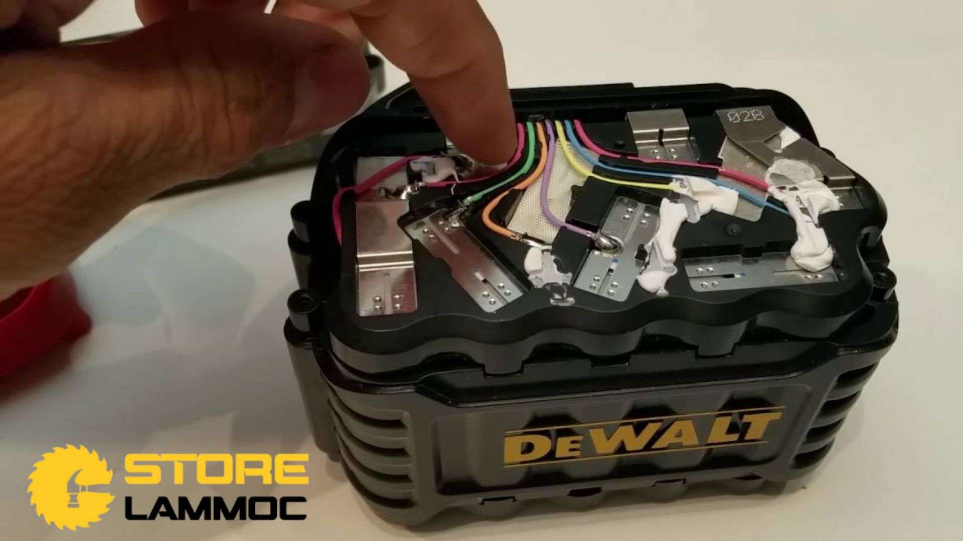 Các phần mạch bên trong pin Flexvolt Dewalt 