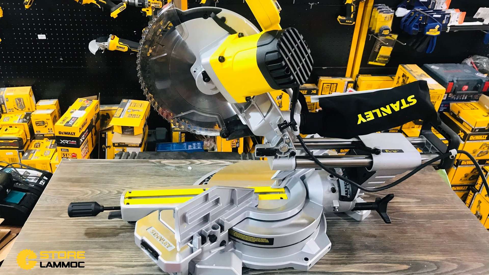 Máy cưa đa góc trục trượt 1800W Stanley SM18