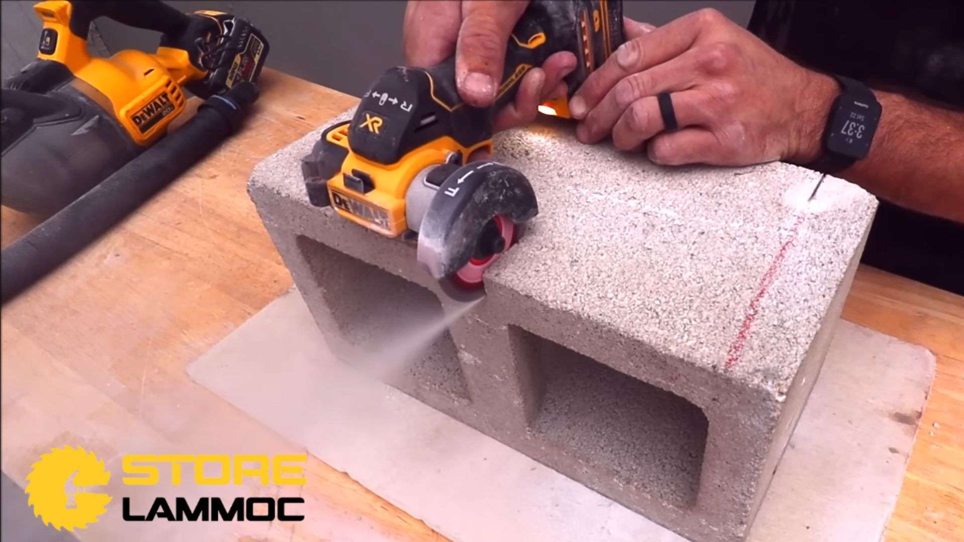 Khả năng cắt đa dạng của DEWALT DCS438B