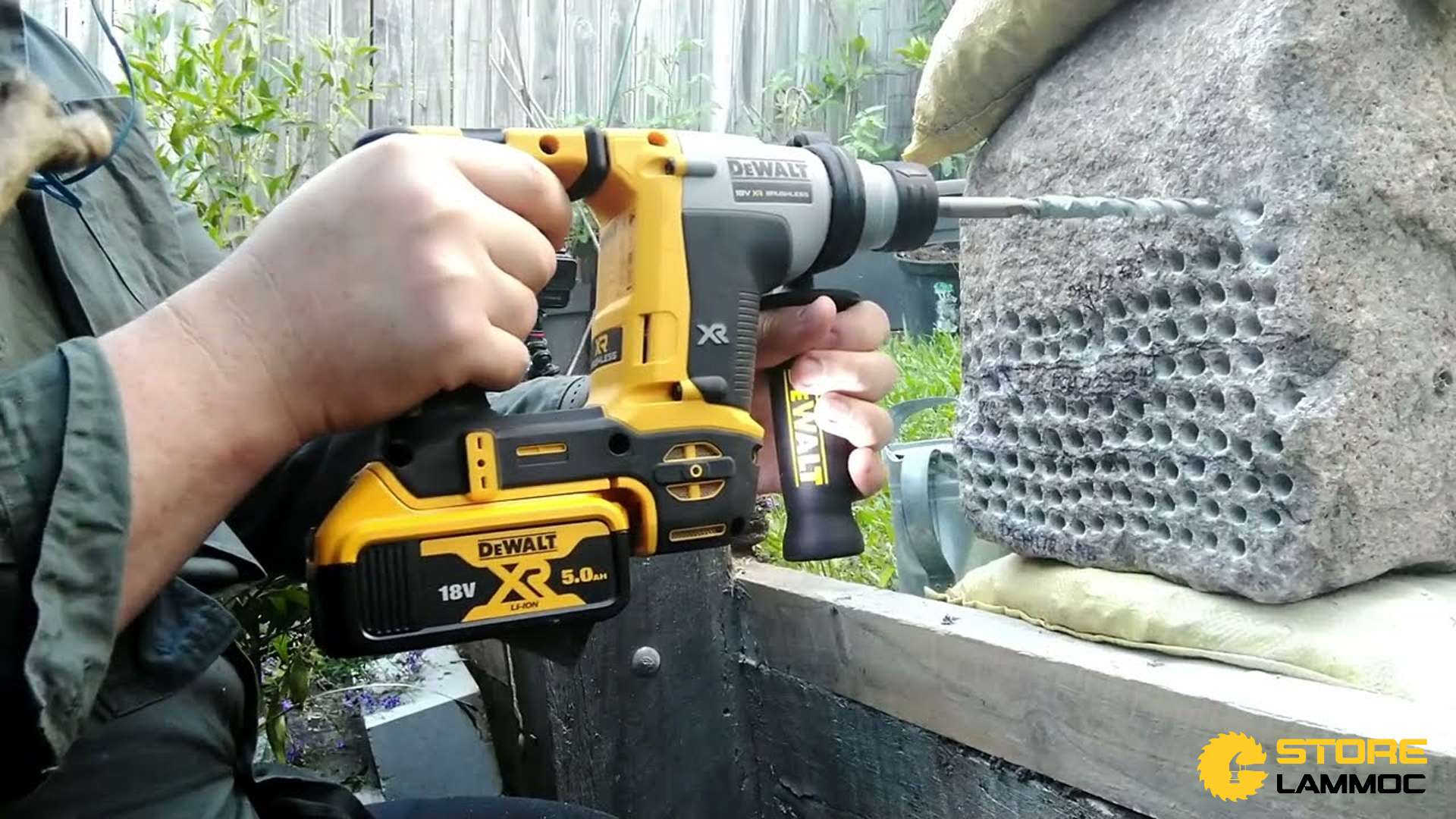 Máy khoan bê tông pin DeWALT DCH172