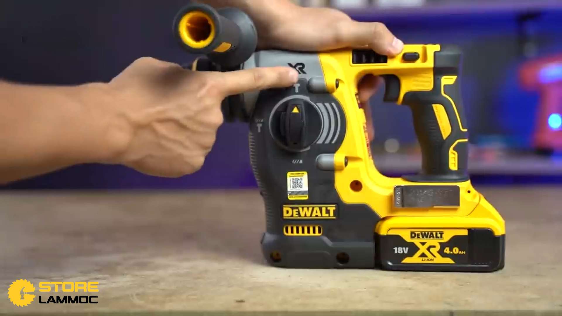 Máy khoan bê tông pin DeWALT DCH273