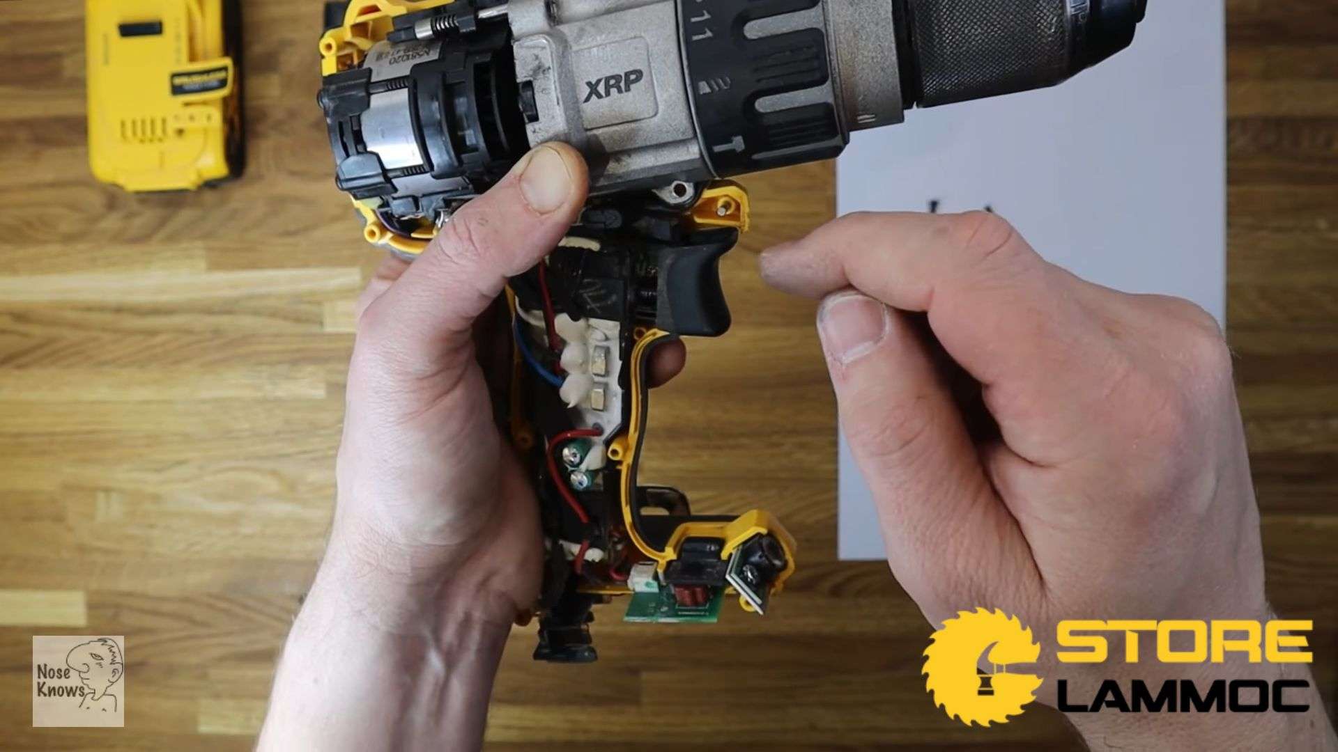 Máy khoan pin DeWALT cũ nên cần được tháo bên trong để bảo dưỡng 
