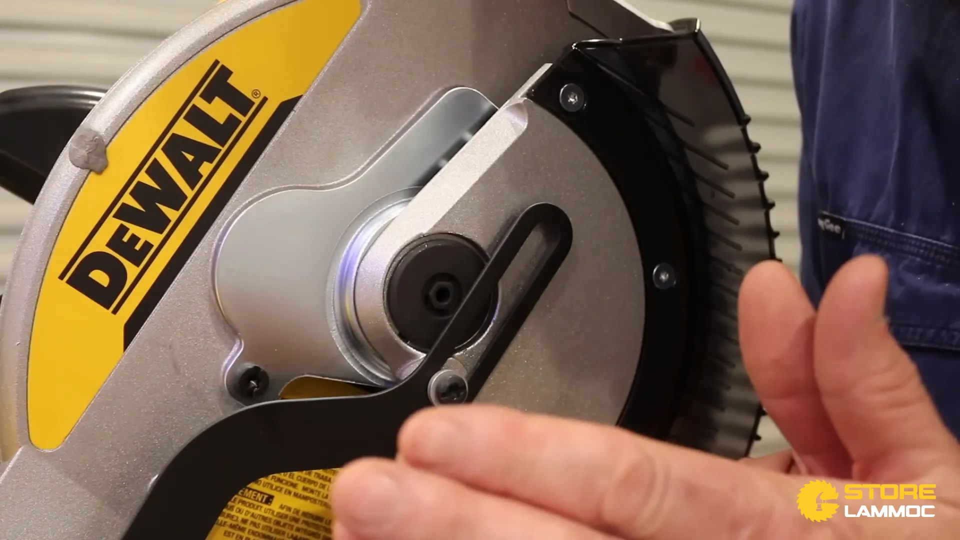 Quy trình thay lưỡi cưa của cưa trục trượt Dewalt DWS780