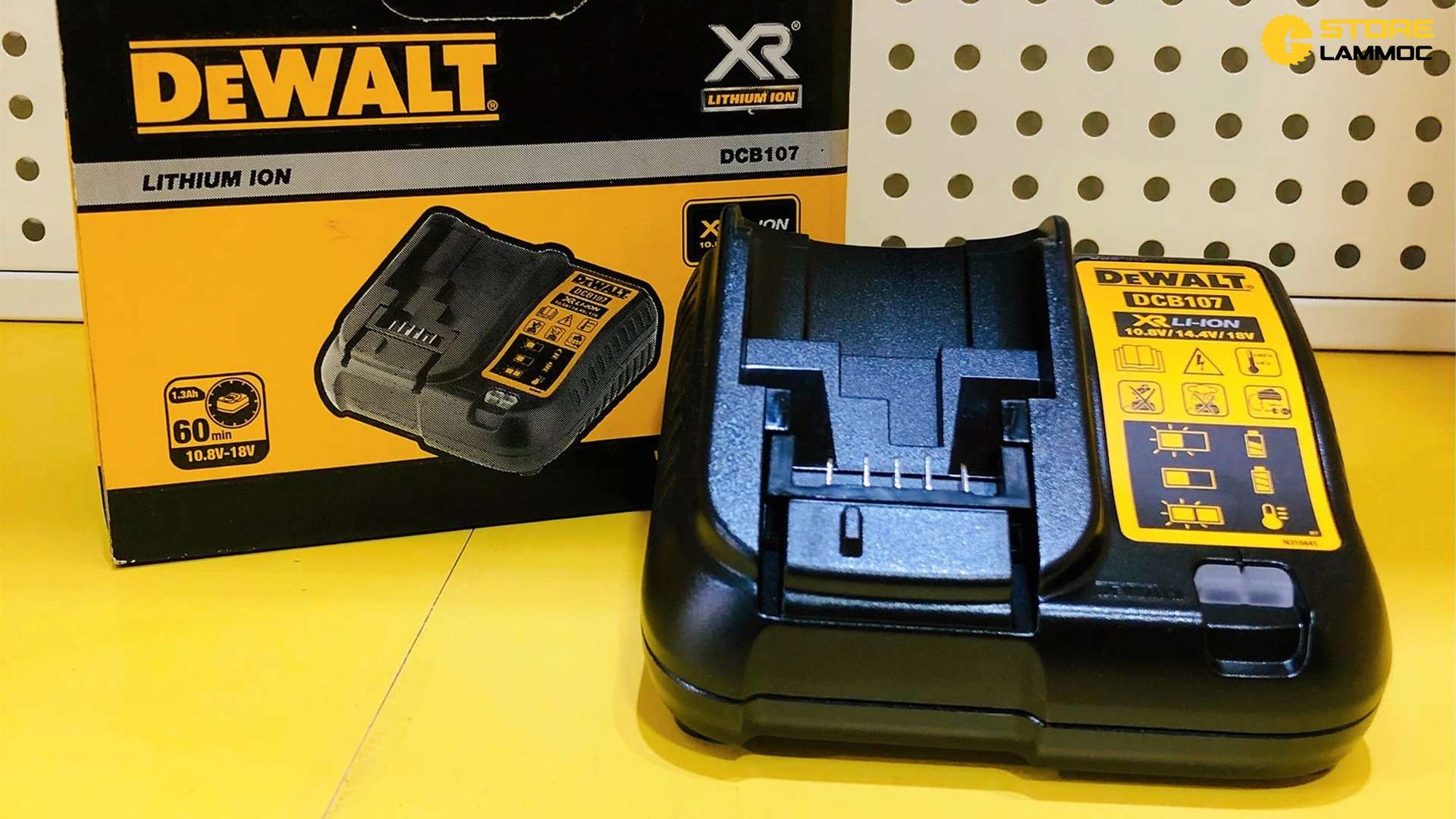 Sạc pin đa năng Dewalt DCB107