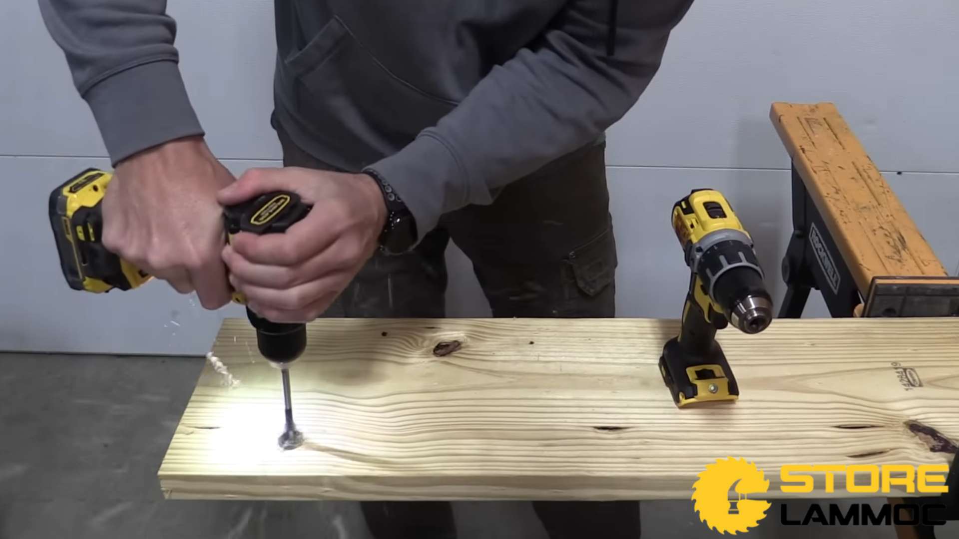 Thử nghiệm máy khoan pin DeWALT DCD800