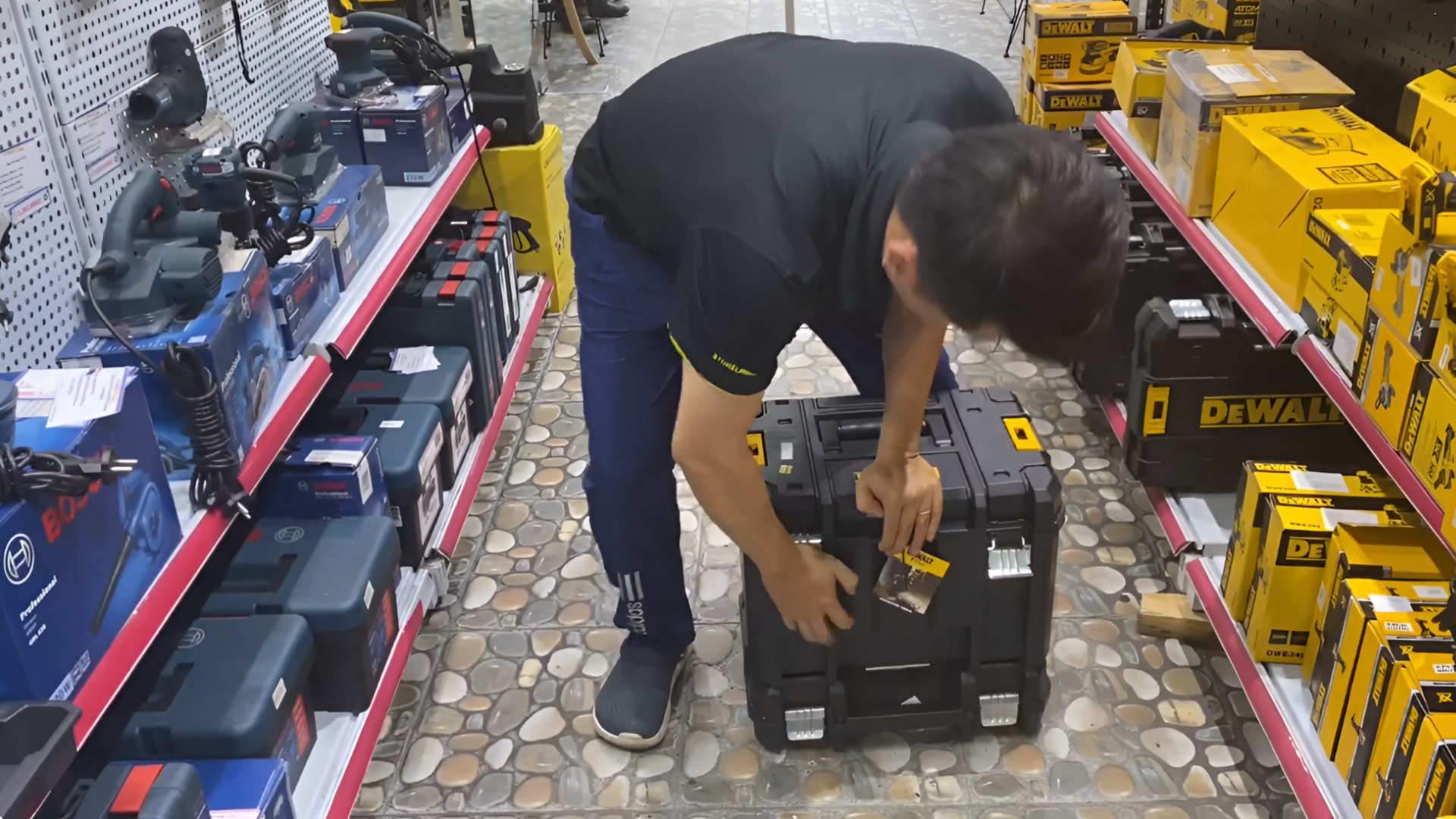  Những Tính Năng Nổi Bật Của Thùng Đồ Nghề Dewalt DWST17806 