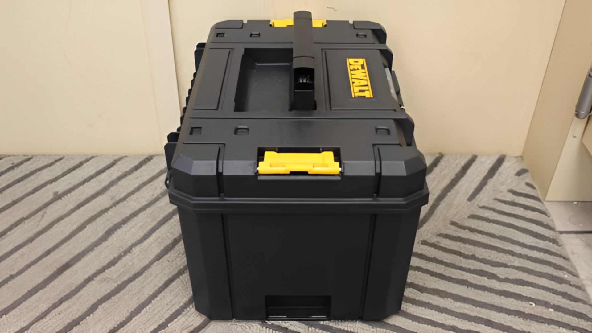 Tổng Quan Về Thùng Đồ Nghề Dewalt DWST17806 