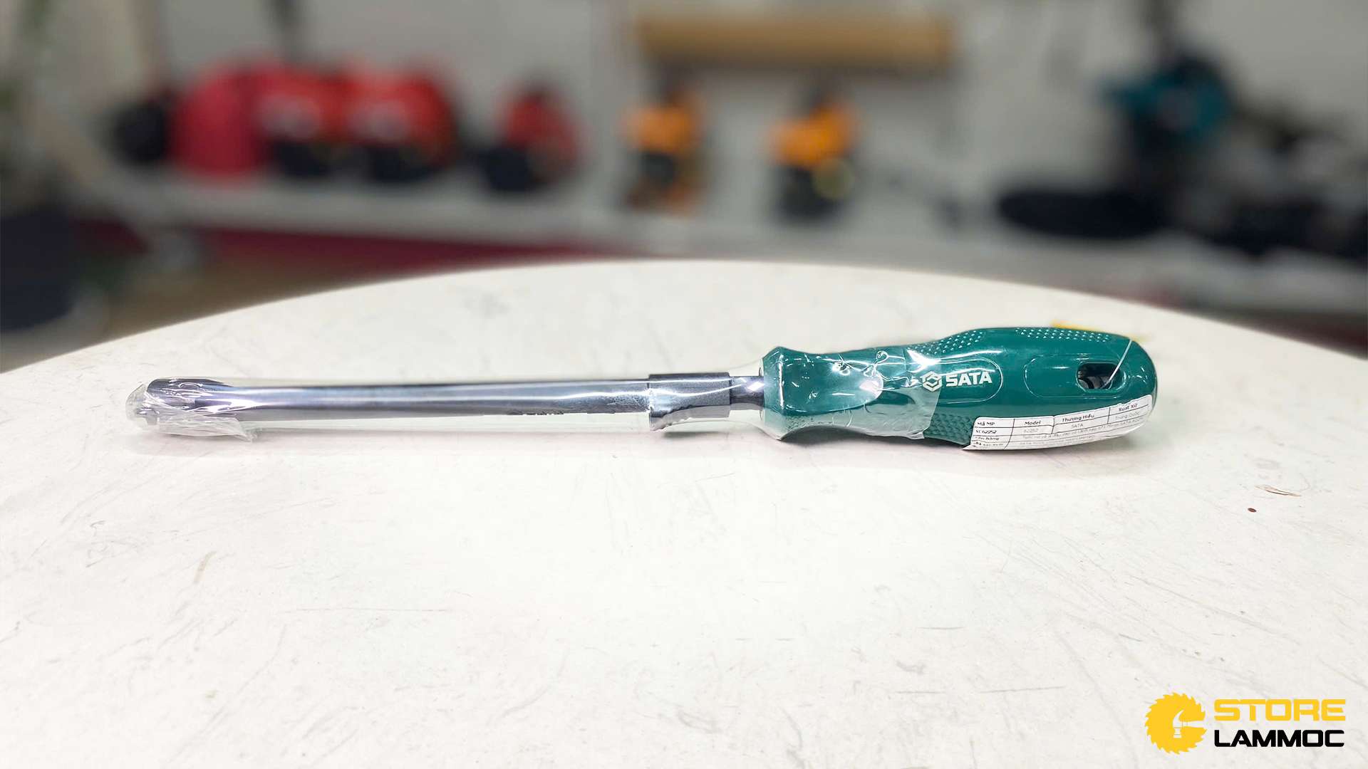 Tua vít đầu dẹp có rãnh kẹp 6x175mm Sata 62252