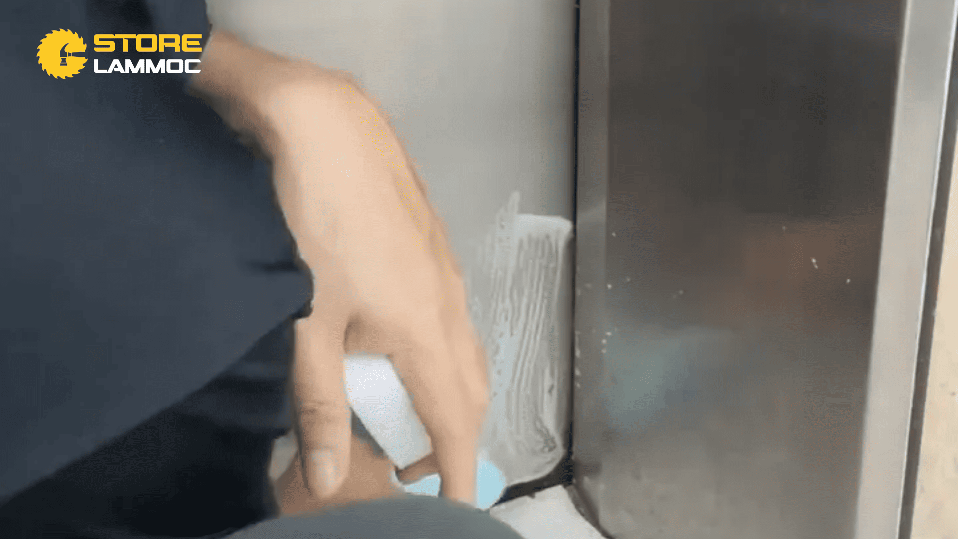Vệ sinh thang máy dễ dàng hiệu quả bằng Super Cleaner của Siliconi