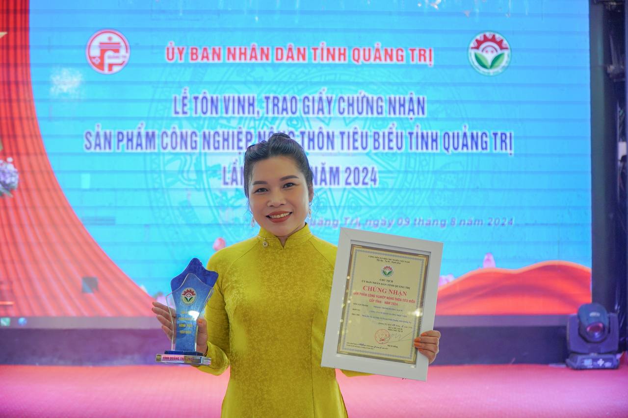 LỄ TÔN VINH, TRAO GIẤY CHỨNG NHẬN SẢN PHẨM CÔNG NGHIỆP NÔNG THÔN TIÊU BIỂU - TỈNH QUẢNG TRỊ