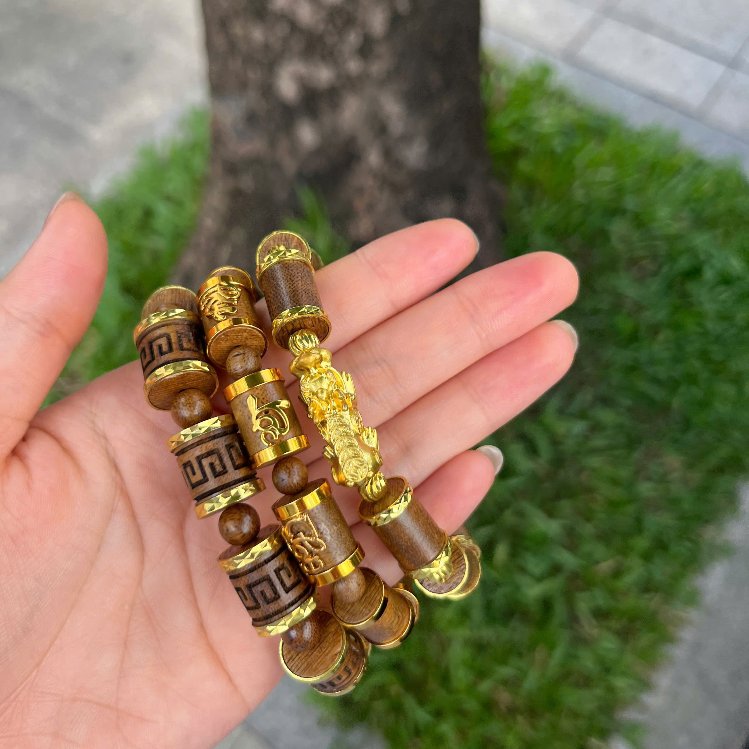 Vòng Tay Trầm Hương Mix Tỳ Hưu Bọc Vàng – Bảo Vật Phong Thủy May Mắn Từ Xưởng Mộc Việt